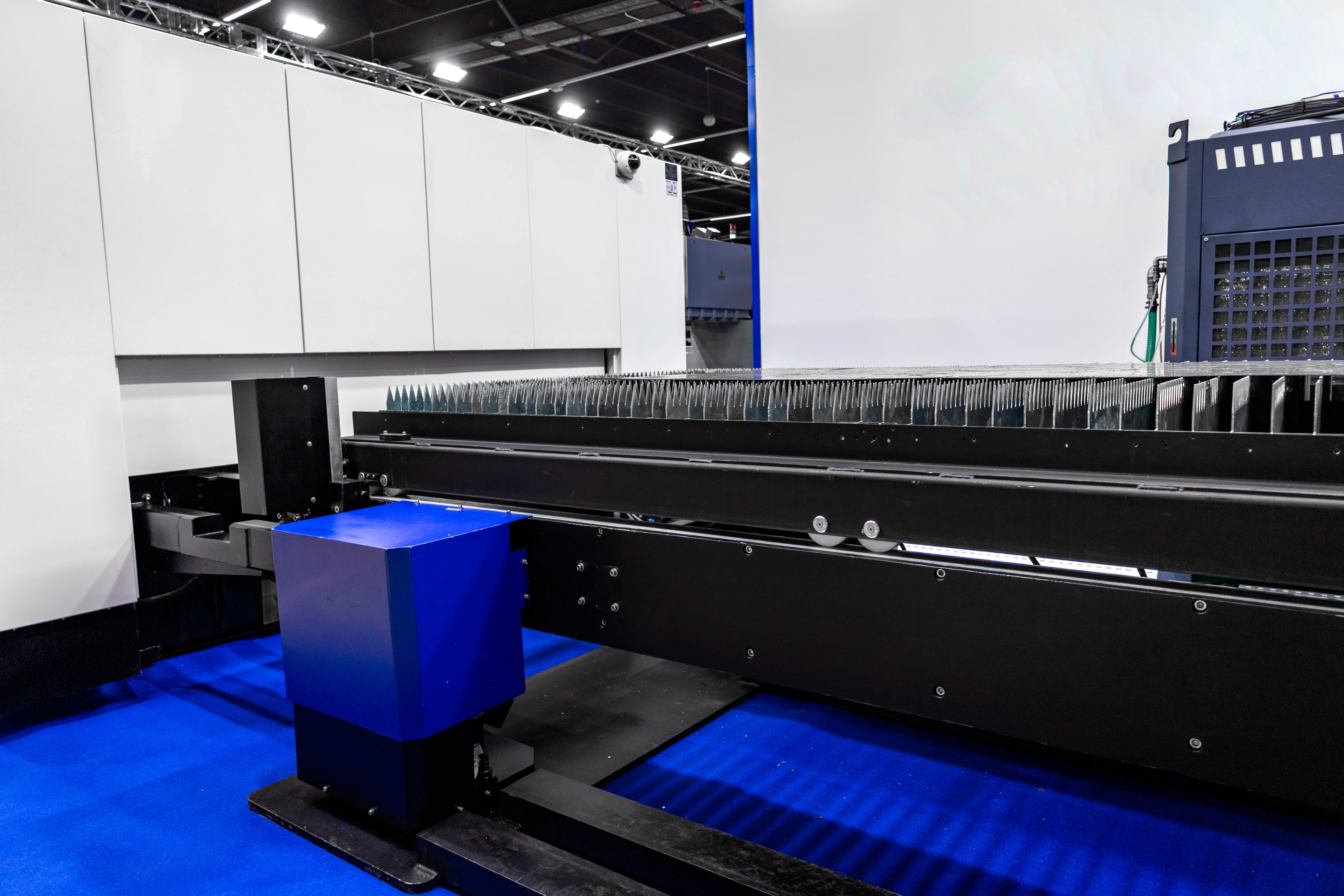 Automatic pallet changer in a CNC laser cutting machine