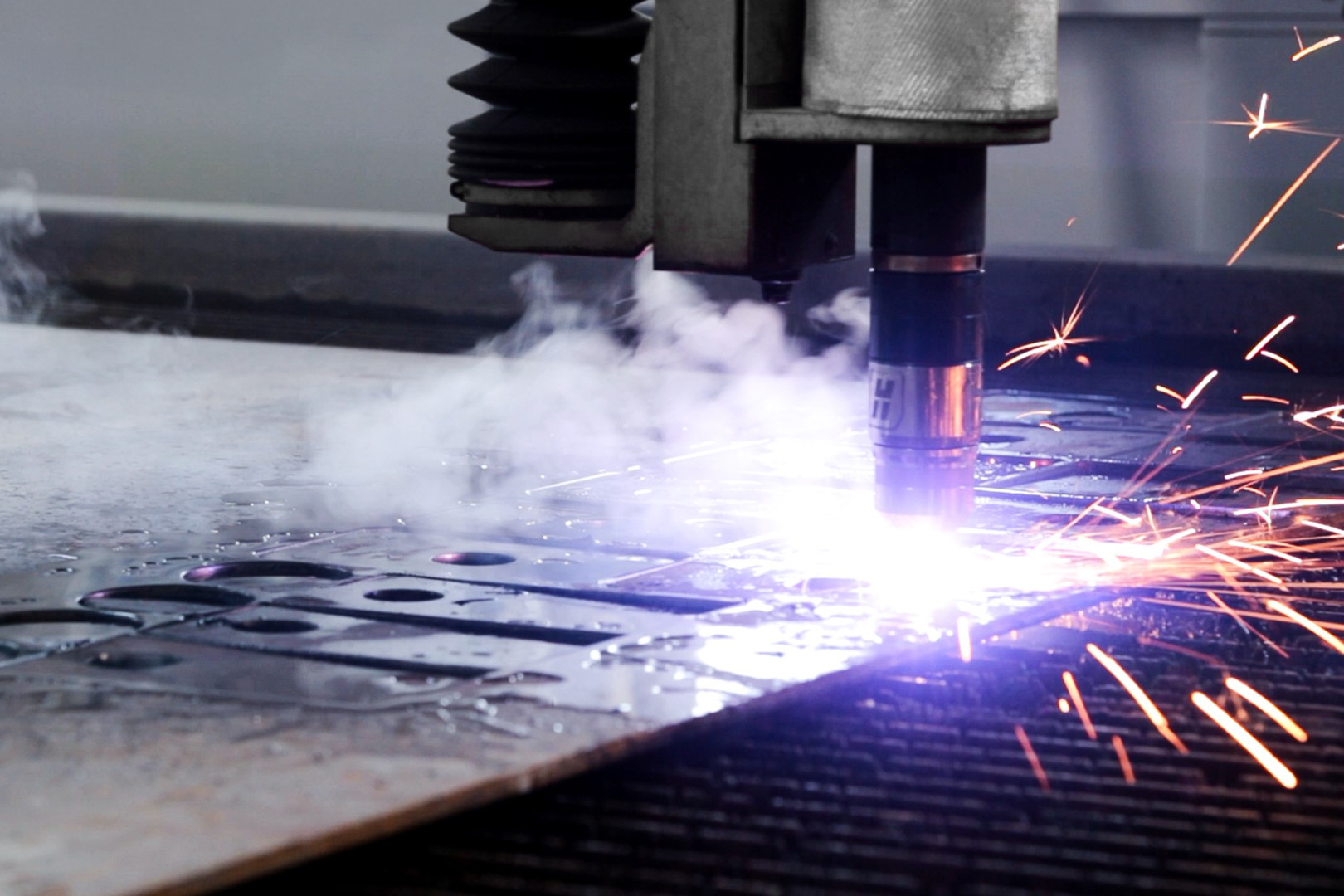 HD3000 head during plasma cutting on Opal WaterJet Combo machine